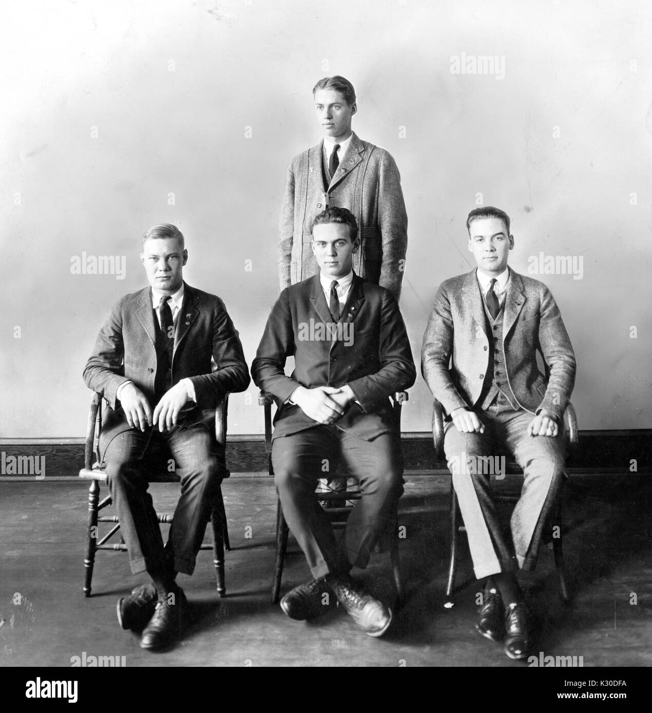 La classe della matricola ufficiali della classe del 1926 con tre uomini in giacca seduto in una fila di fronte a un unico uomo che indossa una tuta, 1923. Foto Stock