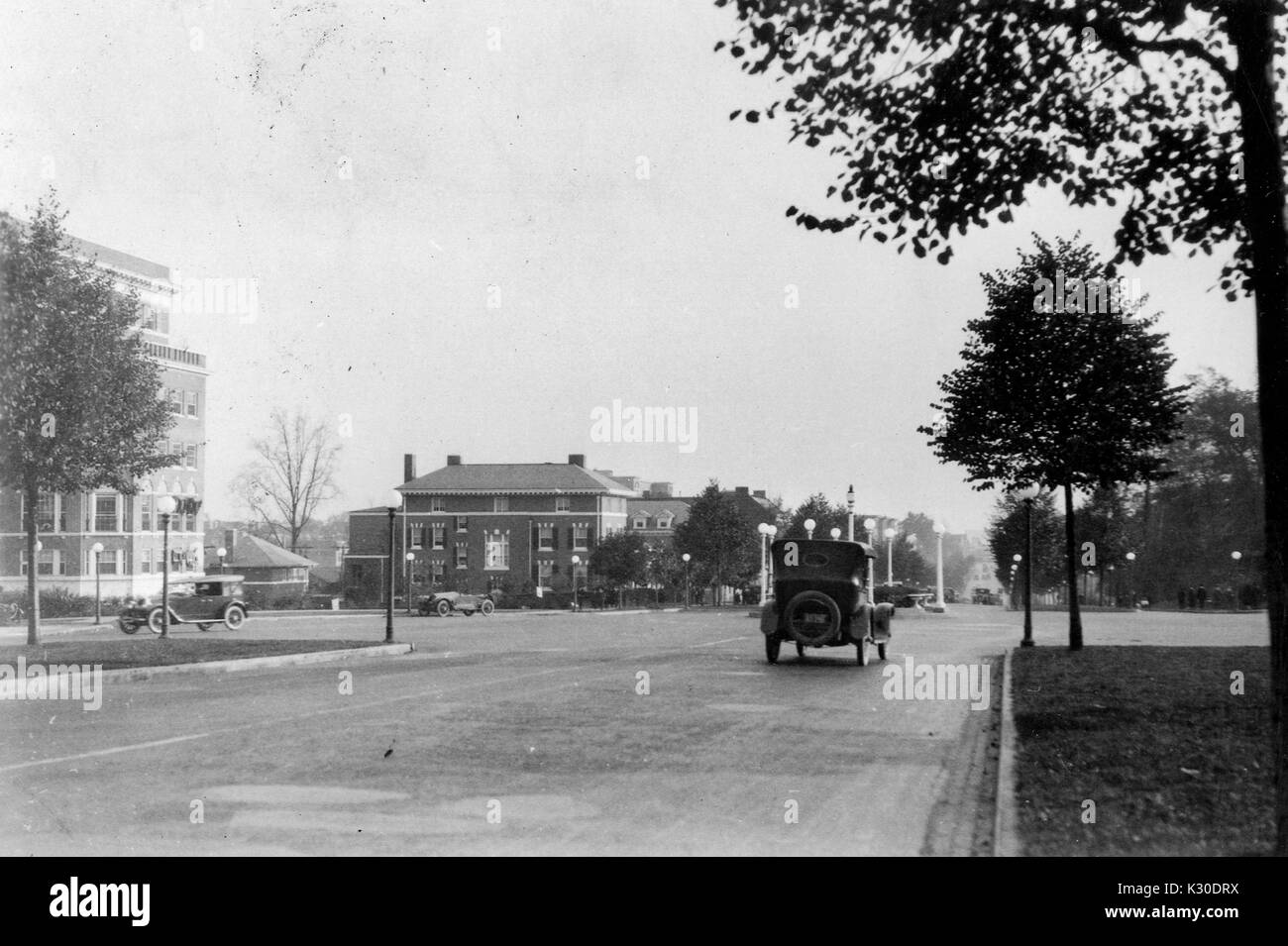 N Charles Street con alberi ed edifici in background guardando verso sud con Homewood Campus a destra alla Johns Hopkins University, Baltimora, Maryland, 1923. Foto Stock