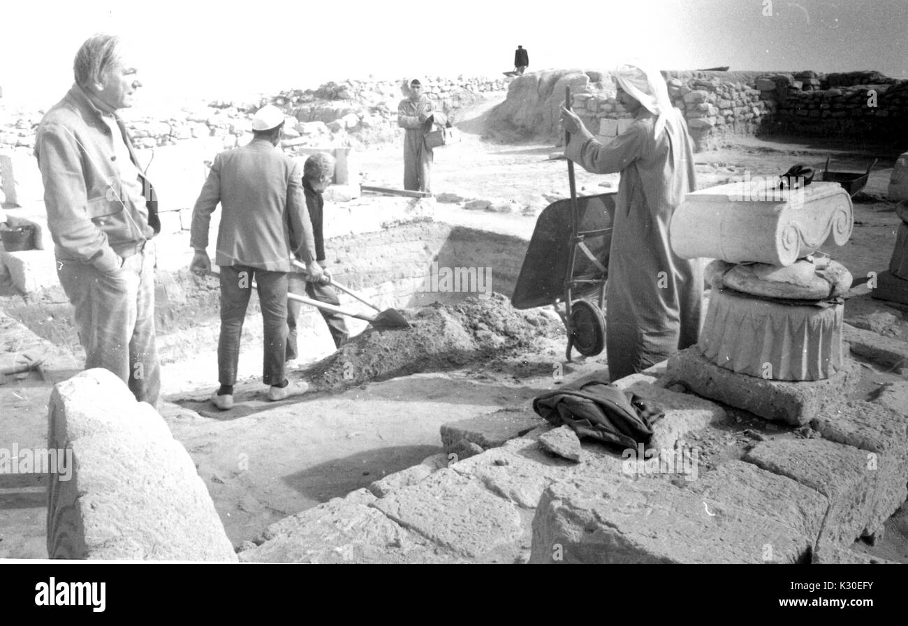Varie le persone a parlare e a lavorare durante un 1974 Archaeological Expedition al Golfo Arabico, 1974. Foto Stock