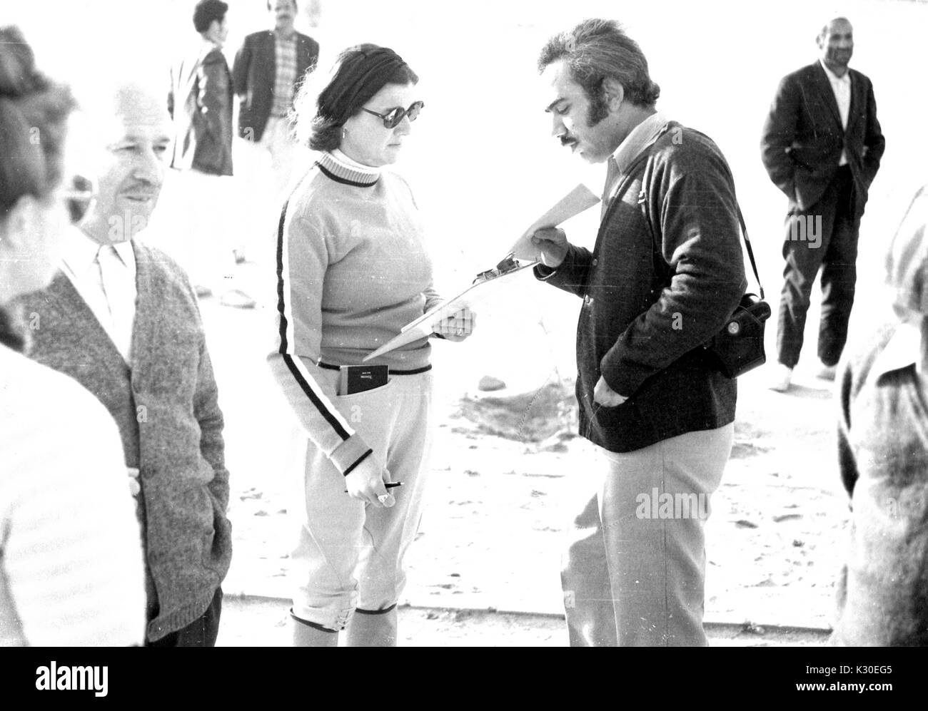 Varie le persone a parlare e a lavorare durante un 1974 Archaeological Expedition al Golfo Arabico, 1974. Foto Stock