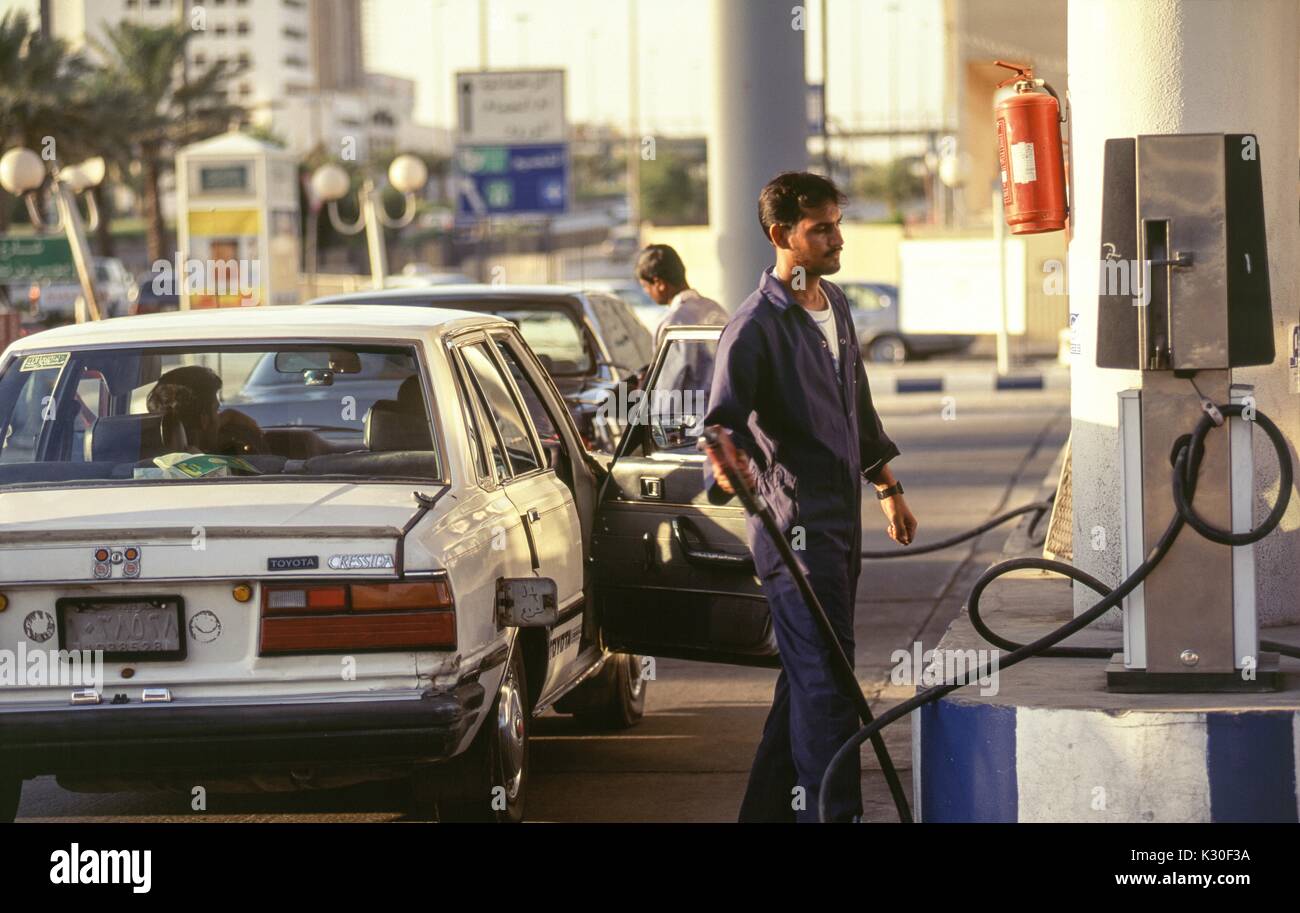 Il rifornimento di benzina in Riyadh, Arabia Saudita Foto Stock