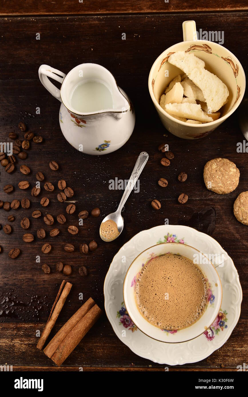 Concetto di colazione, caffè, latte, biscotti e pane Foto Stock