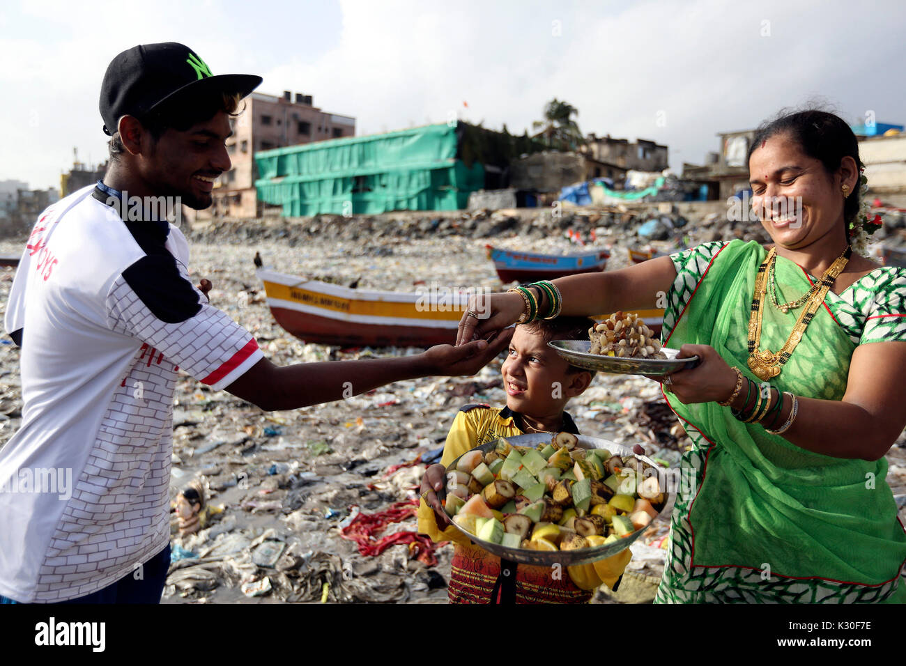 Mumbai, India. 31 Agosto, 2017. I devoti portano idolo di dio indù Ganesha nel mare Arabico al settimo giorno del Ganesh Utsav festival. Credito: Chirag Wakaskar/Pacific Press/Alamy Live News Foto Stock