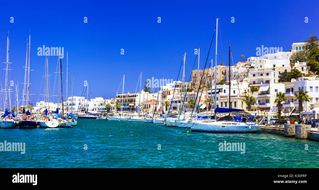 Im pressive NAXOS ISLAND,vista con yacht e case tradizionali,Grecia Foto Stock