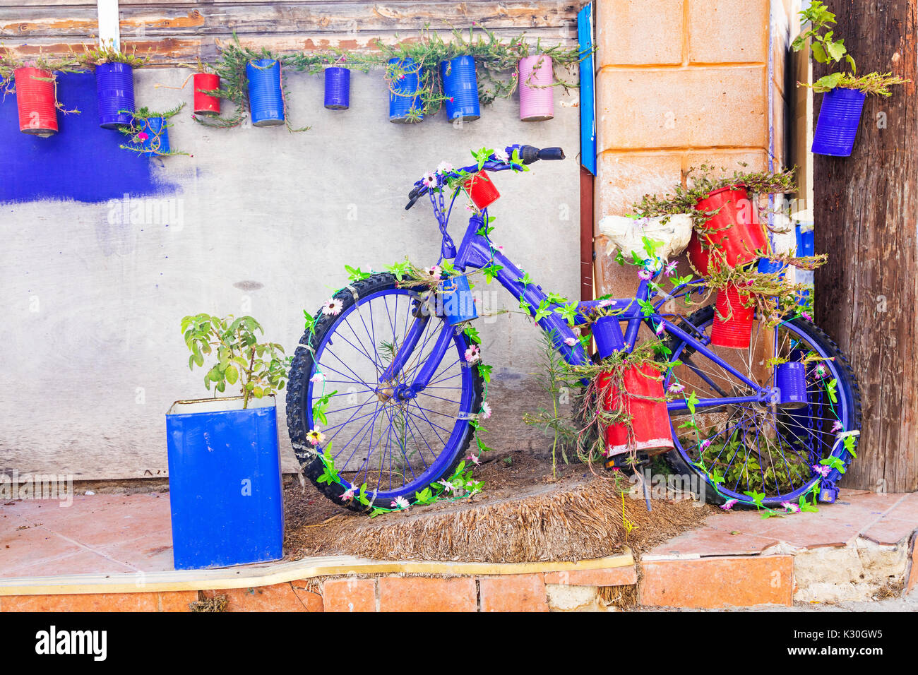 Vintage bike e decorazioni floreali spello,Italia Foto Stock