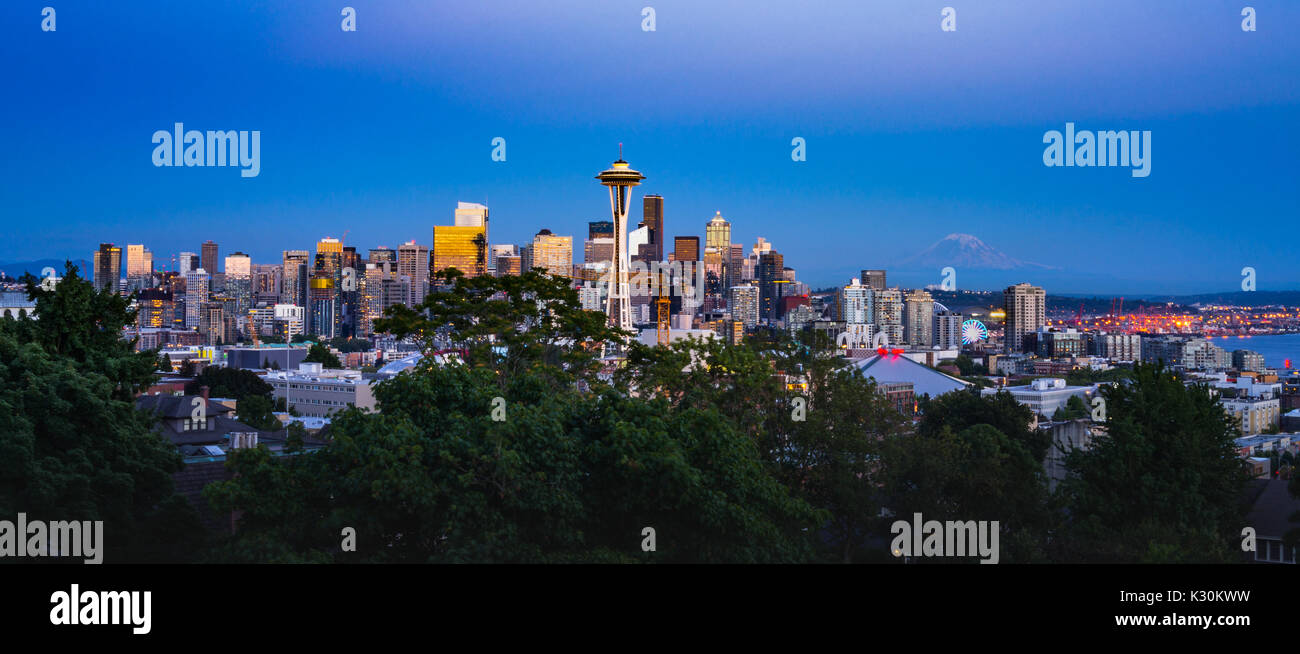 Questa è la foto di Seattle skyline con il Monte Rainier in background durante il tramonto. Foto Stock