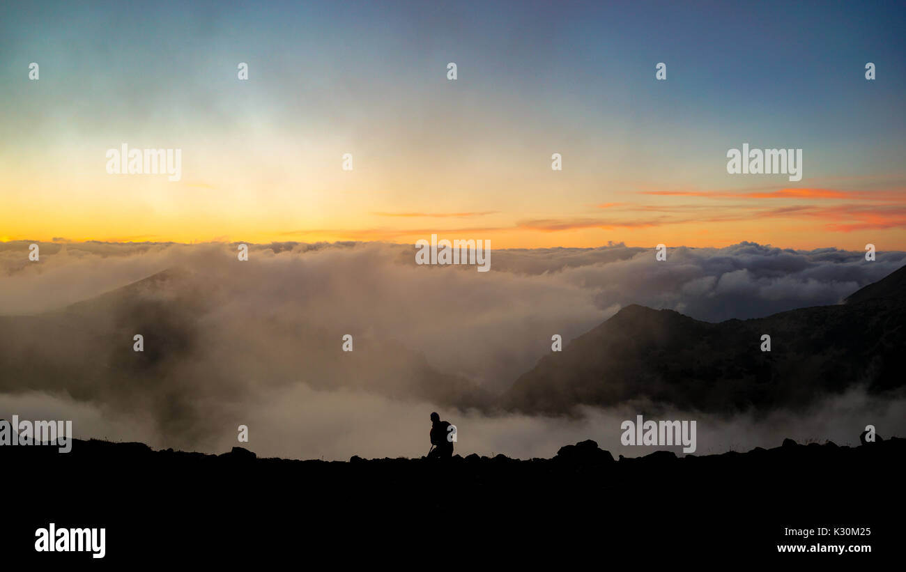 Un fotografo è di scattare le foto sulla montagna con nuvole durante il tramonto/sunrise presso il parco nazionale del monte Rainier, Washington. Foto Stock