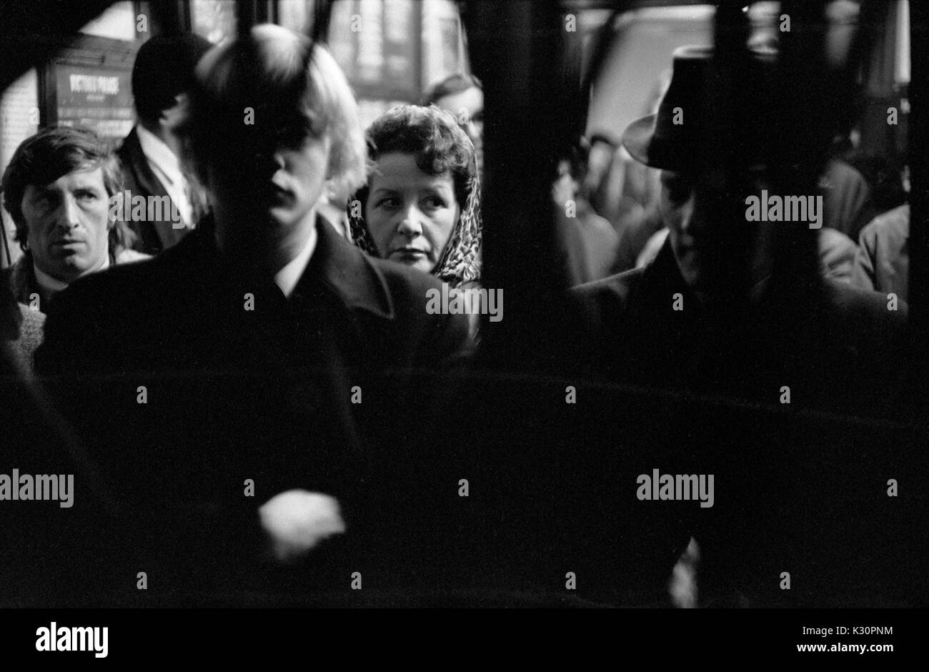 London Underground, la gabbia che porta i pendolari alla fine della giornata giù per i treni della metropolitana alla stazione di Elephant e Castle London Transport 1970s 1970 UK HOMER SYKES Foto Stock
