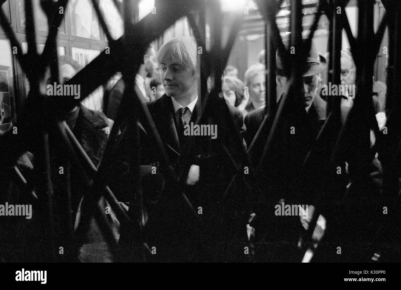 London Underground, la gabbia che porta i pendolari alla fine della giornata giù per i treni della metropolitana alla stazione di Elephant e Castle London Transport 1970s UK HOMER SYKES Foto Stock
