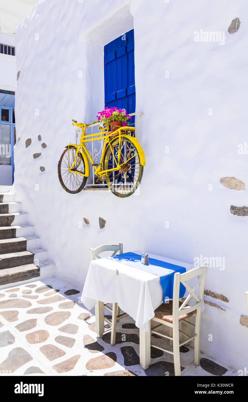 Vecchie strade di Grecia,vista con tradizionale taverna e bicicletta,Naxos. Foto Stock