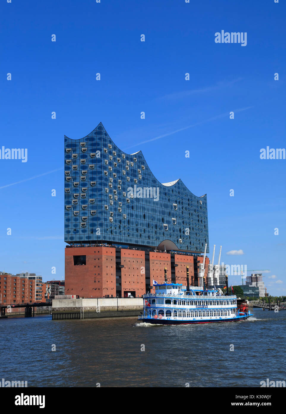 Battello a vapore di fronte Elbphilharmonie concert hall, dal porto di Amburgo, Germania, Europa Foto Stock