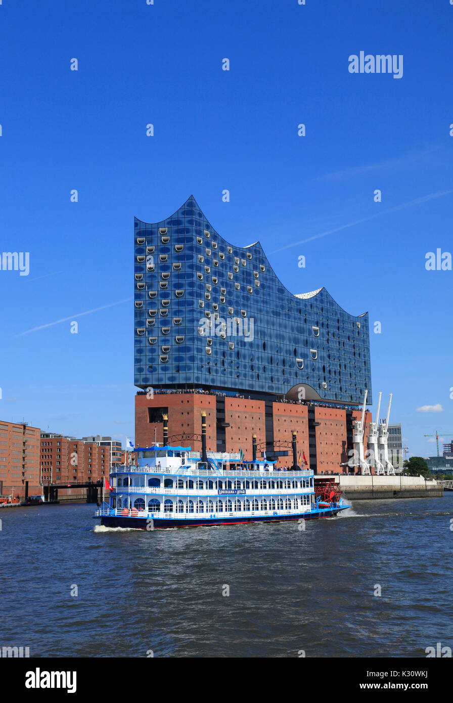 Battello a vapore di fronte Elbphilharmonie concert hall, dal porto di Amburgo, Germania, Europa Foto Stock
