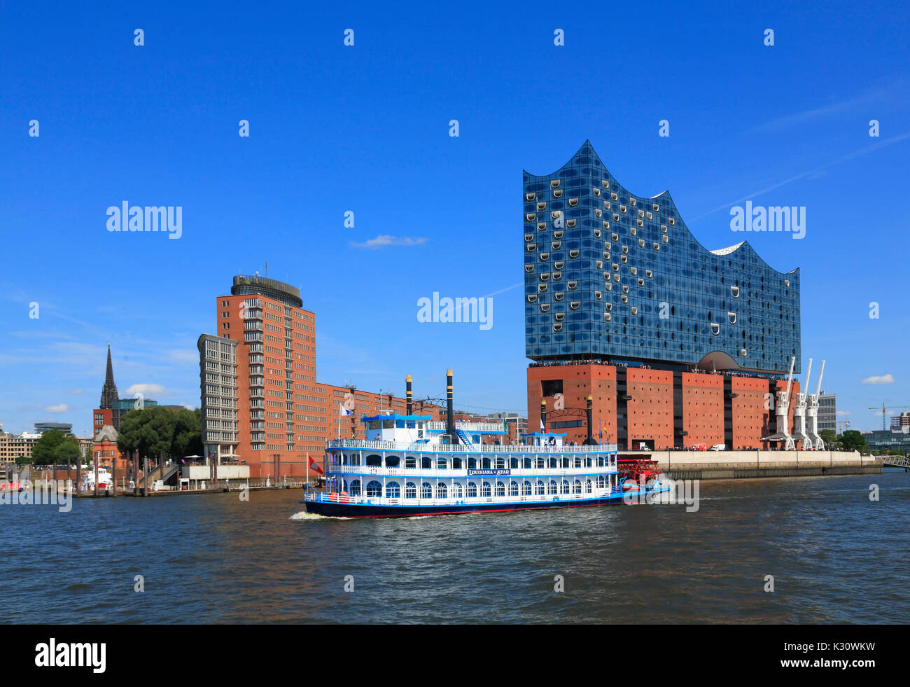 Battello a vapore di fronte Elbphilharmonie concert hall, dal porto di Amburgo, Germania, Europa Foto Stock