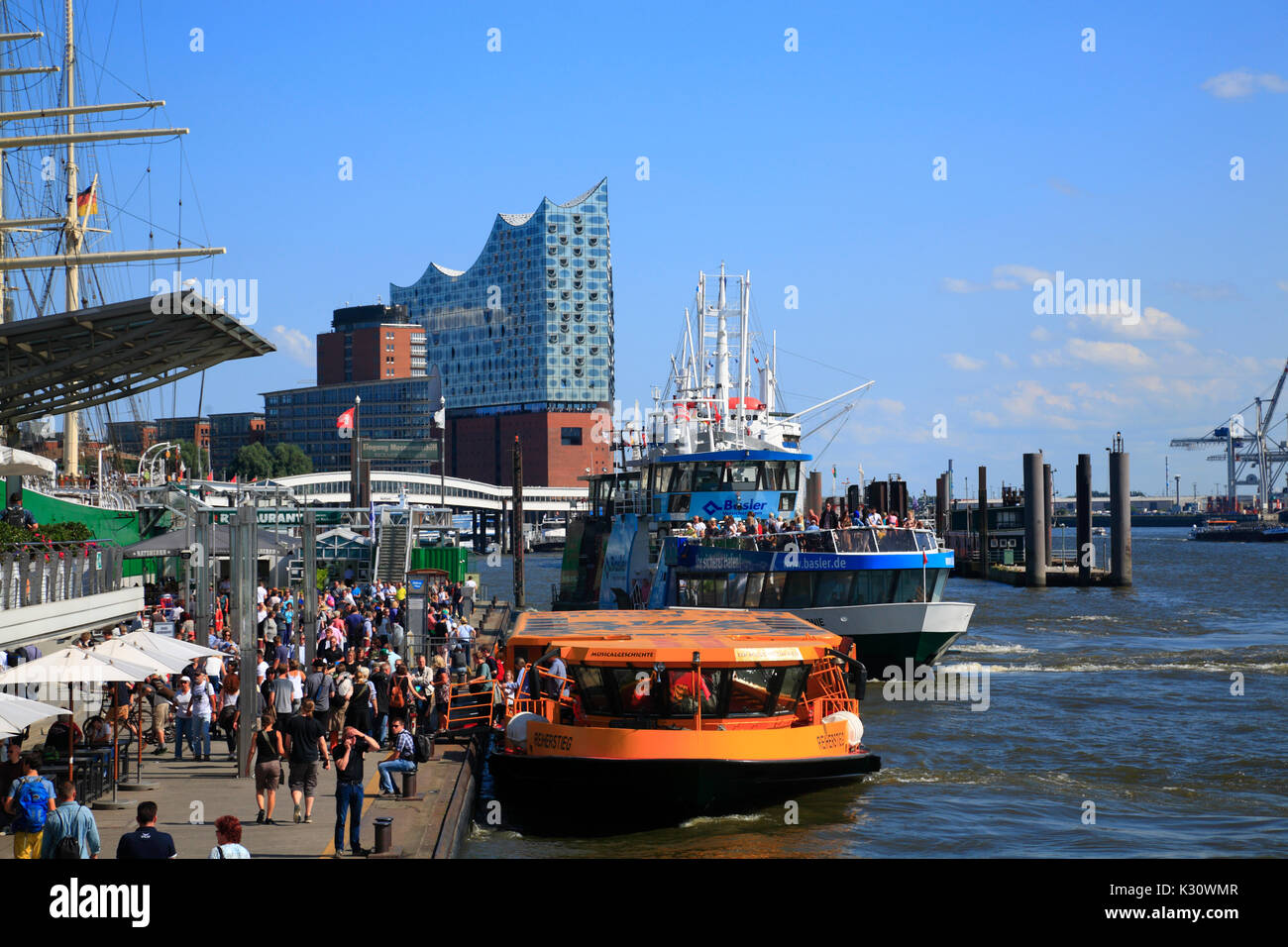 Landungsbrücken Jetty Pier, dal porto di Amburgo, Germania, Europa Foto Stock