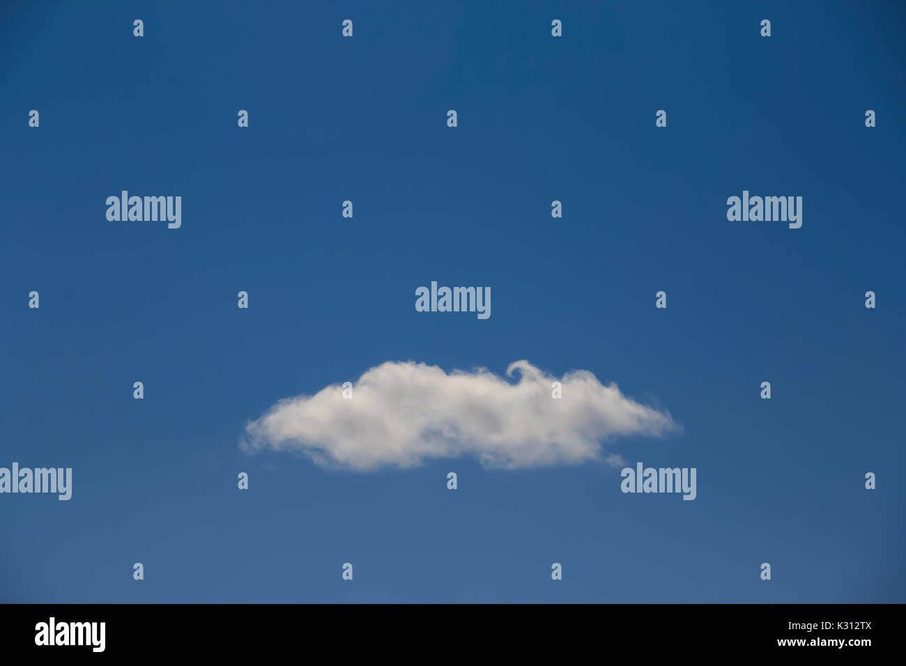 Bianco soffice nuvola nel cielo blu Foto Stock