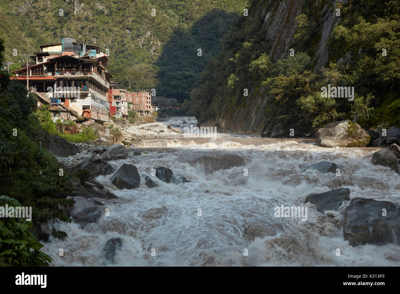 Fiume Urubamba, ad Aguas Calientes, Valle Sacra, Perù, Sud America Foto Stock