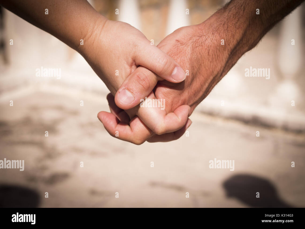 Le mani di due amanti intrecciate Foto stock - Alamy