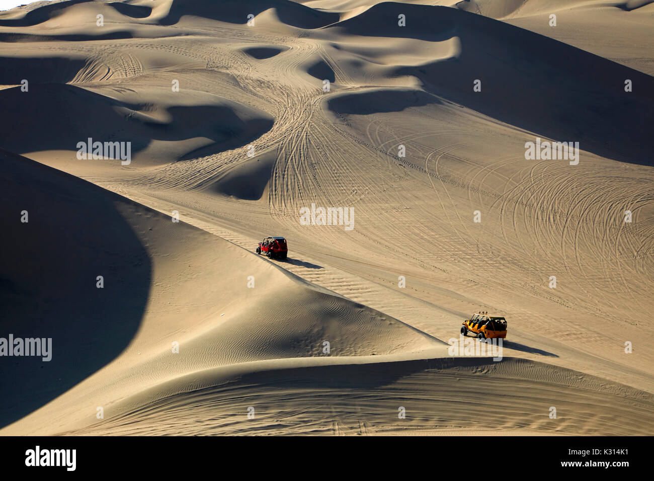 Dune Buggy nel deserto vicino a Huacachina Oasis, Ica, Perù, Sud America Foto Stock