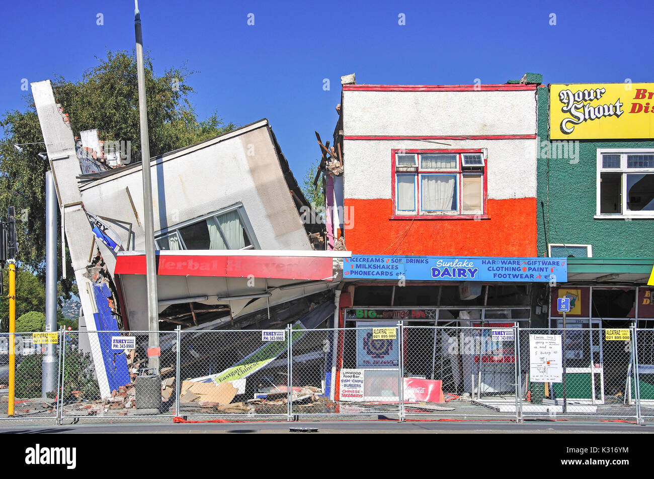 Negozi danneggiati dal 22 Feb. 2011 terremoto, Linwood, Christchurch, regione di Canterbury, Isola del Sud, Nuova Zelanda Foto Stock