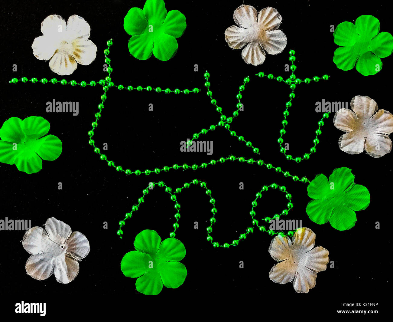 Messaggi New Age nello spirito e nei colori della Giornata di San Patrizio. Letterale e figurativo. Parole e immagini. Decorativo, diretto, attraente. Di buon gusto. Foto Stock