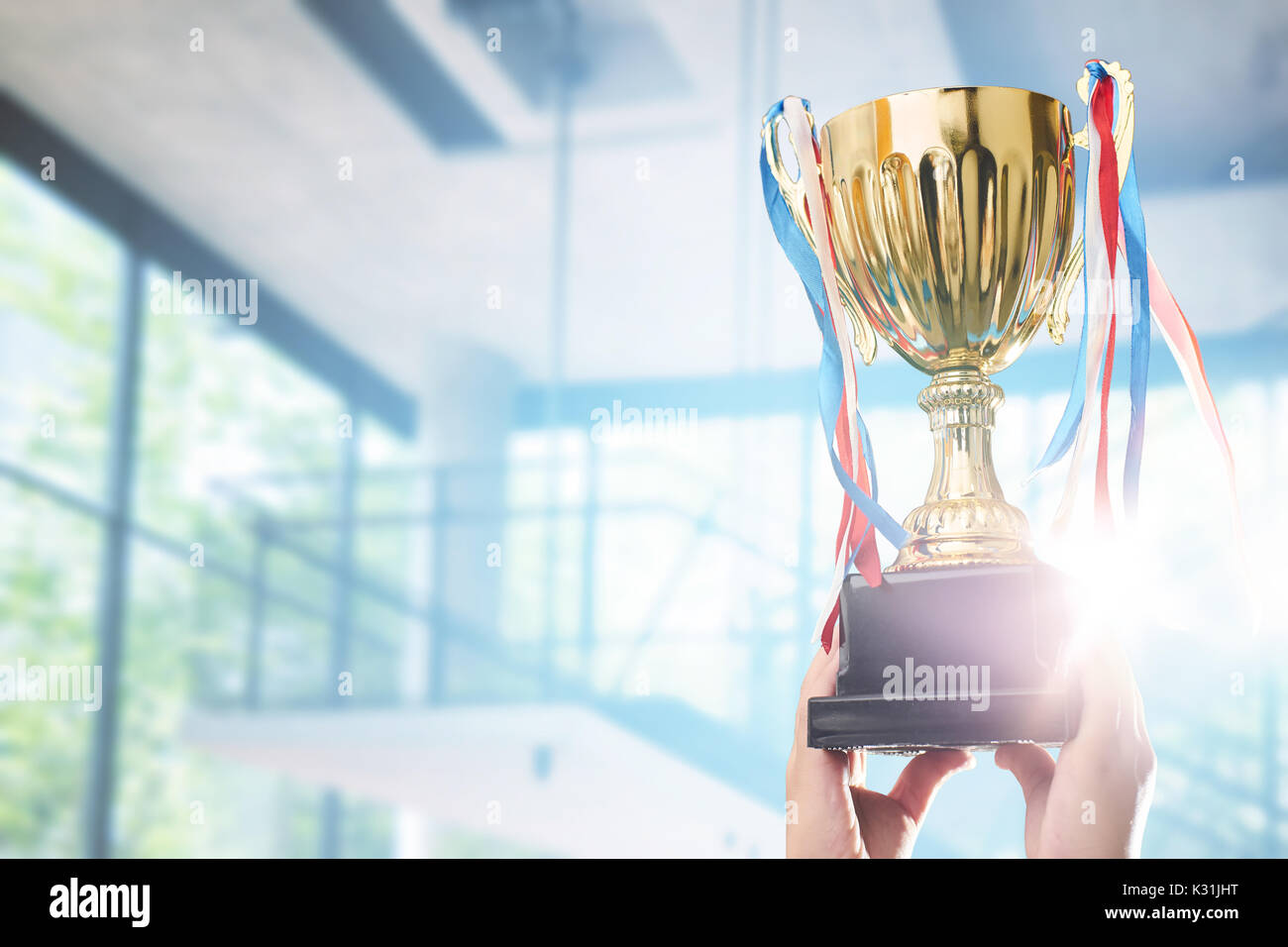 Imprenditore azienda award trophy per mostrare la loro vittoria. Foto Stock