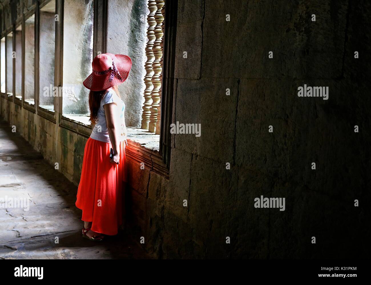 Turisti cinesi all'interno di un tempio di Angkor Wat, Cambogia Foto Stock