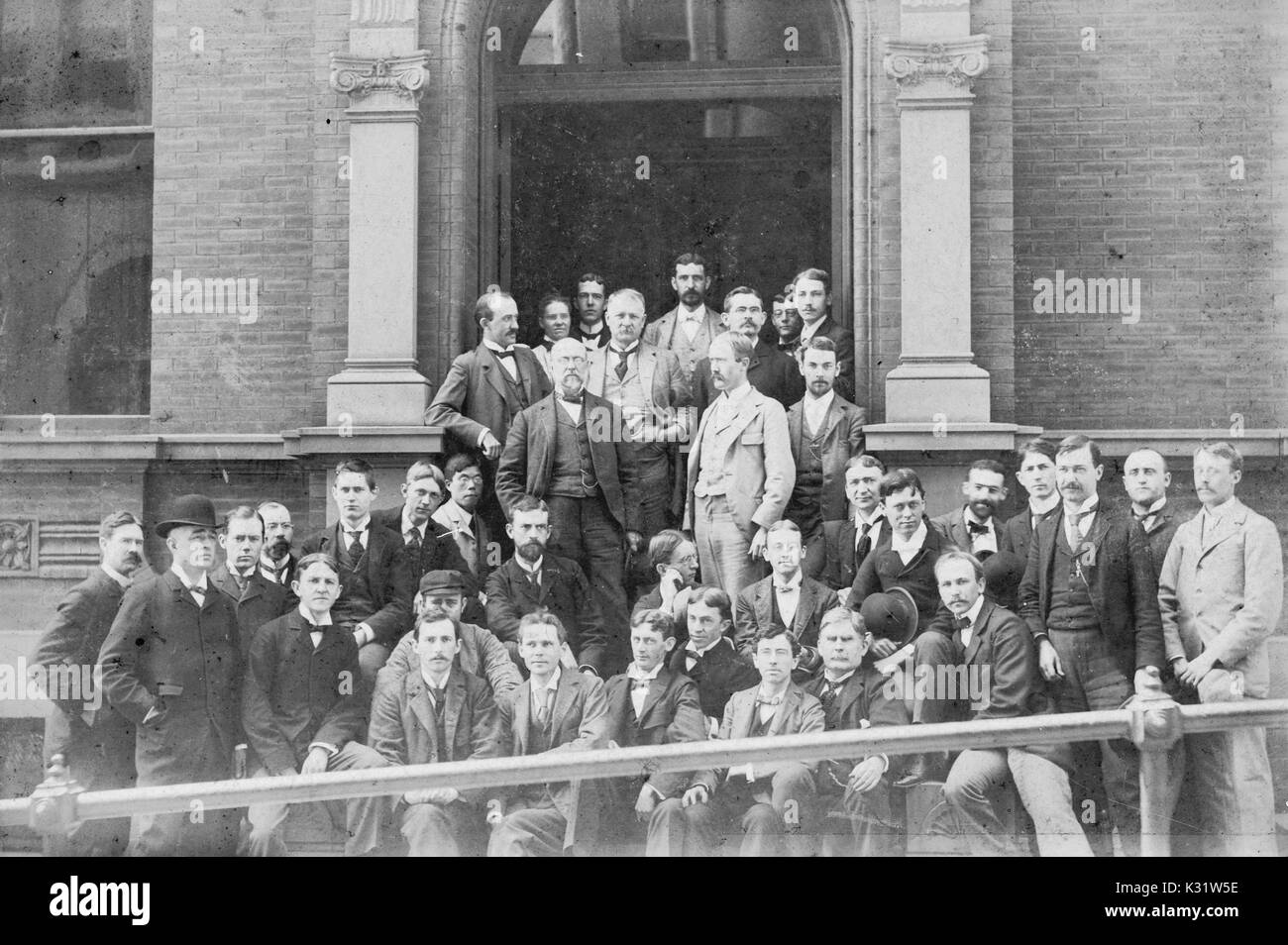 La Johns Hopkins University Dipartimento di Chimica raccolti sui gradini di un edificio scolastico su Homewood campus a Baltimora, Maryland, 1896. Foto Stock