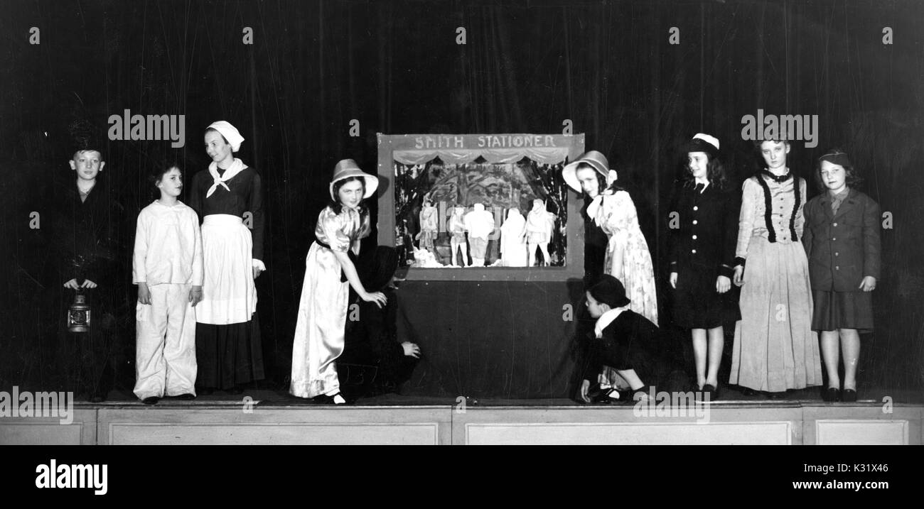 I bambini con i figli s teatro educativo agire in scena da "La strada di riconoscenza.", Aprile 1945. Foto Stock