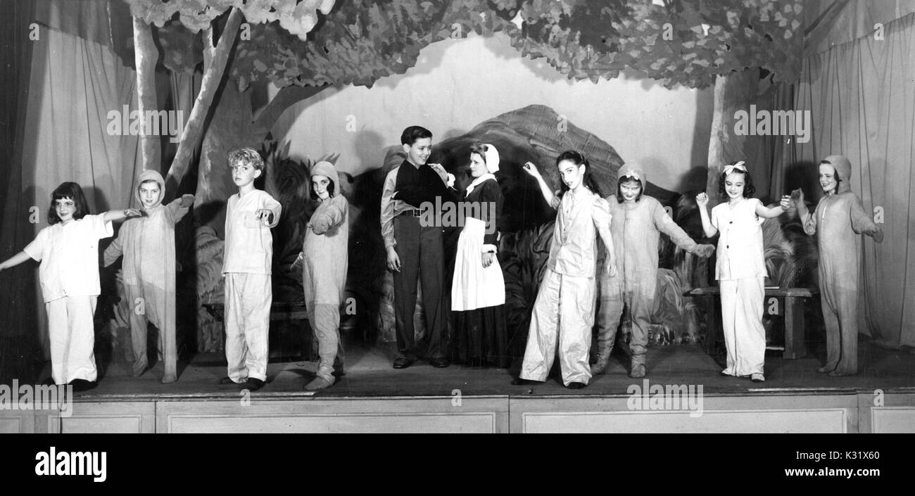 I bambini con i bambini il teatro educativo agire in scena da "La strada della gratitudine", Aprile 1945. Foto Stock