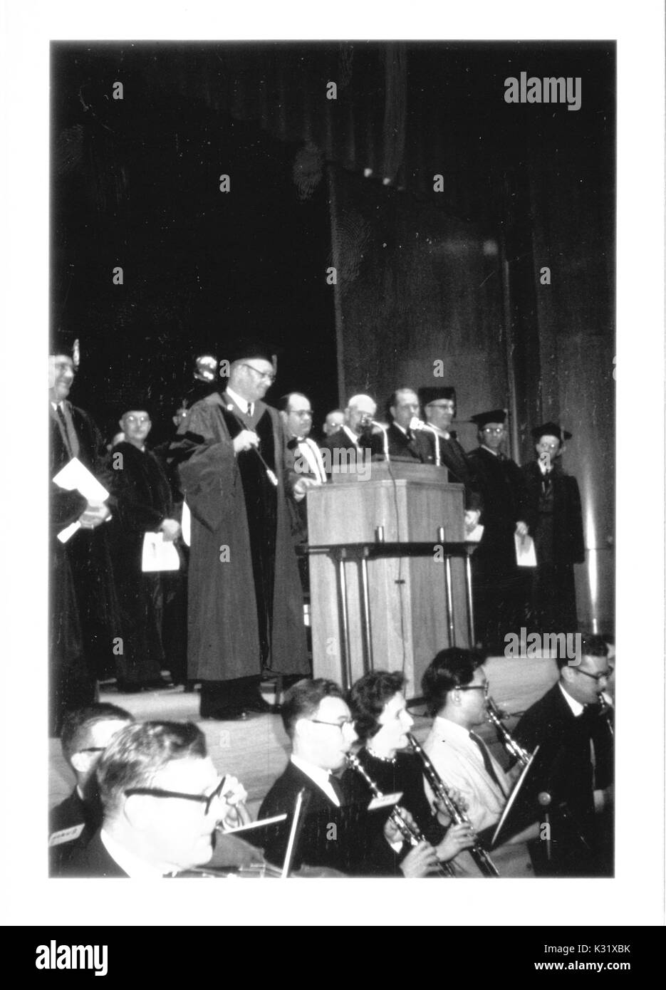 Johns Hopkins University facoltà stare su un palco durante l'università commemorazione della giornata, celebrando l'università di fondazione, a Baltimora, Maryland, 1961. Foto Stock