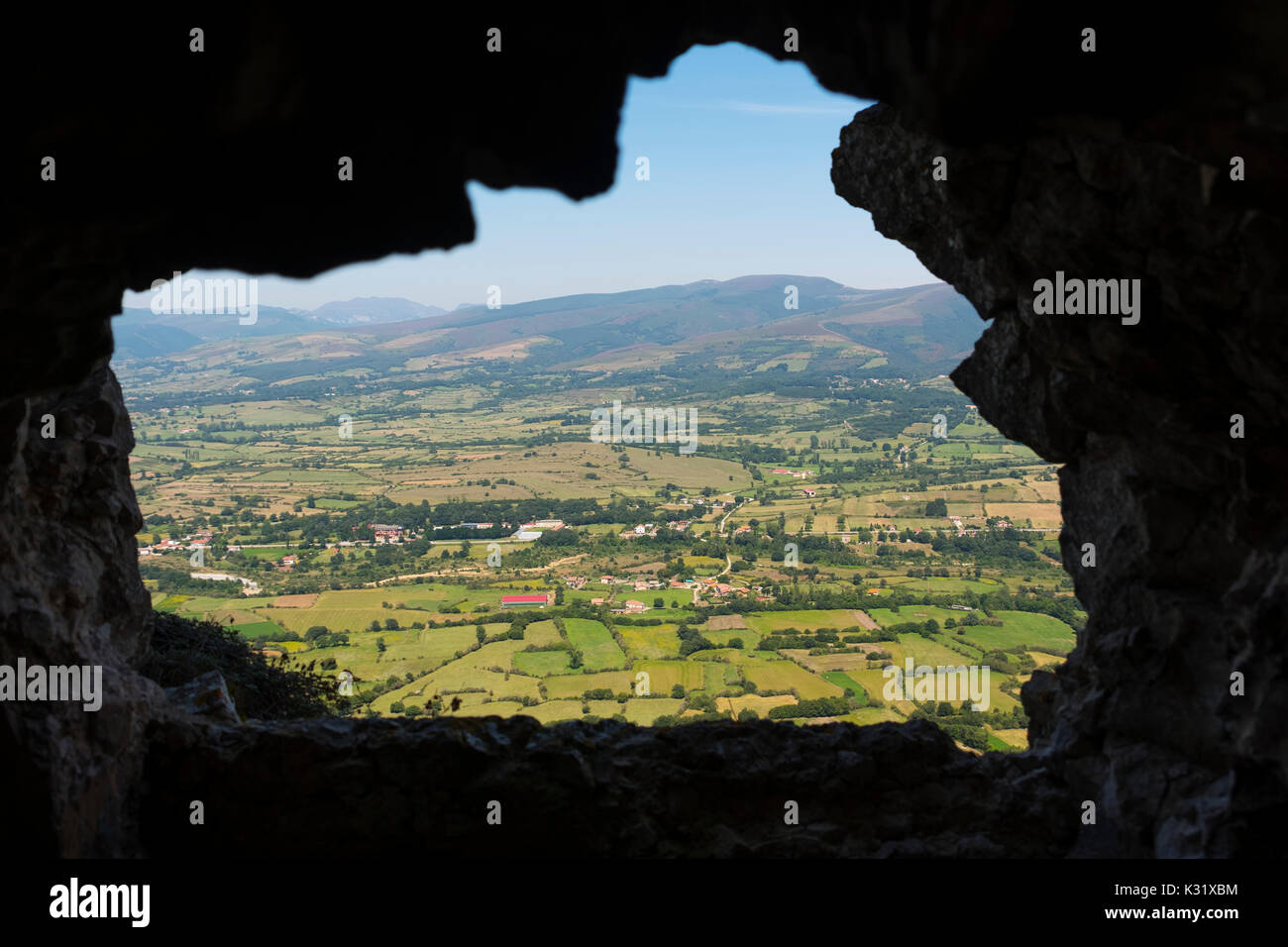 Resti di strutture difensive della guerra civile spagnola. Las Merindades County Burgos, Castiglia e Leon, Spagna, Europa Foto Stock