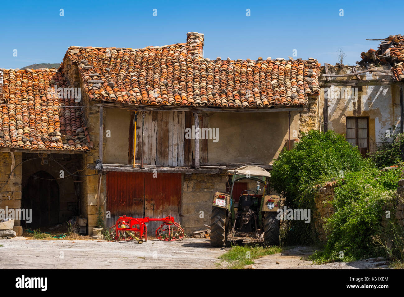 Antico casale in pietra. Las Merindades County Burgos, Castiglia e Leon, Spagna, Europa Foto Stock