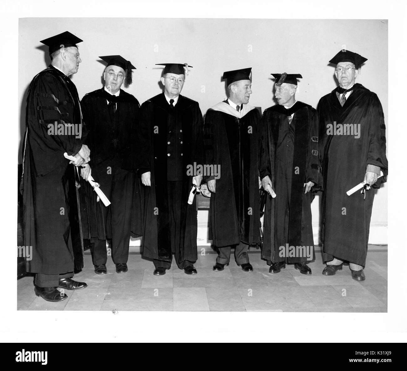 Commemorazione 1951 alla Johns Hopkins University, mostrando biophysicist Detlev Wulf Bronk in piedi con la laurea honoris causa destinatari, US Army Colonnello Justin Meredith Andrews, immunologist Warfield Longcope Theobald, biochimico Elmer Verner McCollum, pediatra Edwards Albert Park, professore di anatomia Lewis Hill erbaccia, e filosofia studioso Henry Allen Moe, tutti in abito di graduazione, Baltimore, Maryland, 22 febbraio 1951. Foto Stock