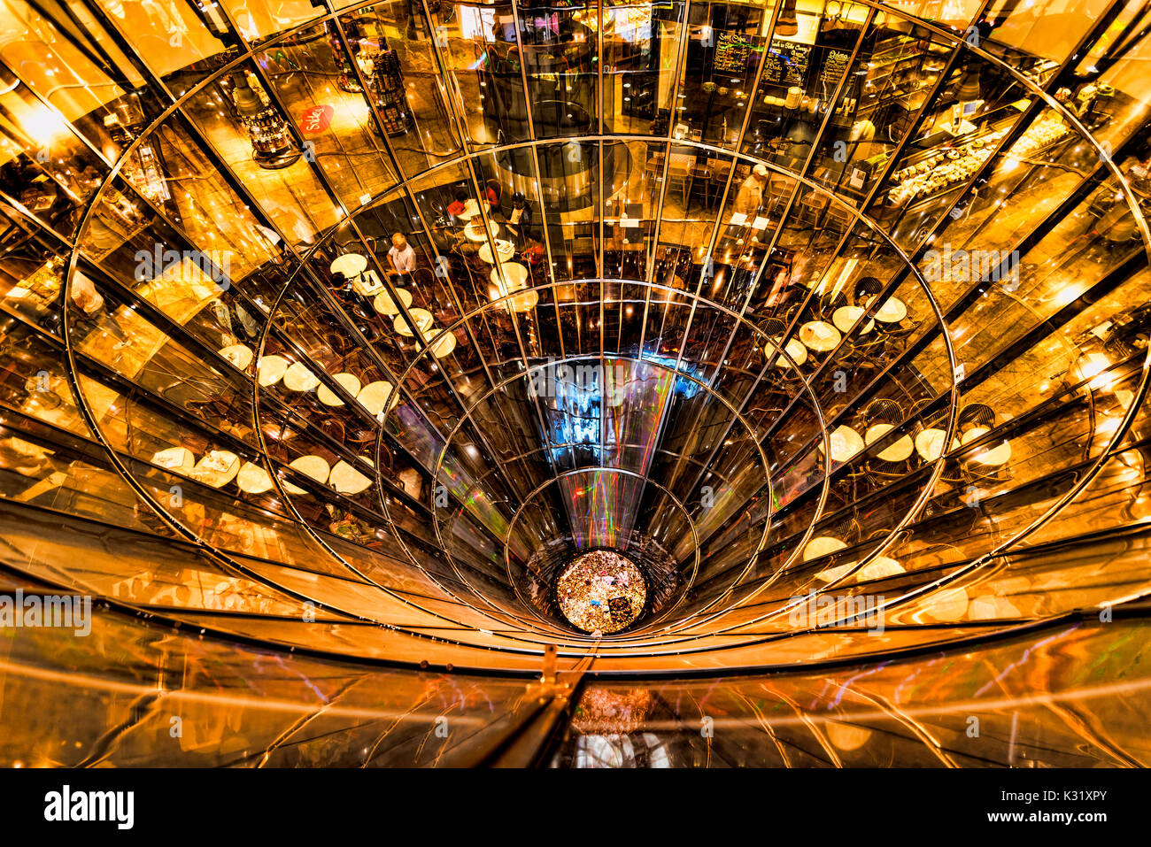 Riflessioni e rifrazioni di luce dorata a Berlino Germania Foto Stock