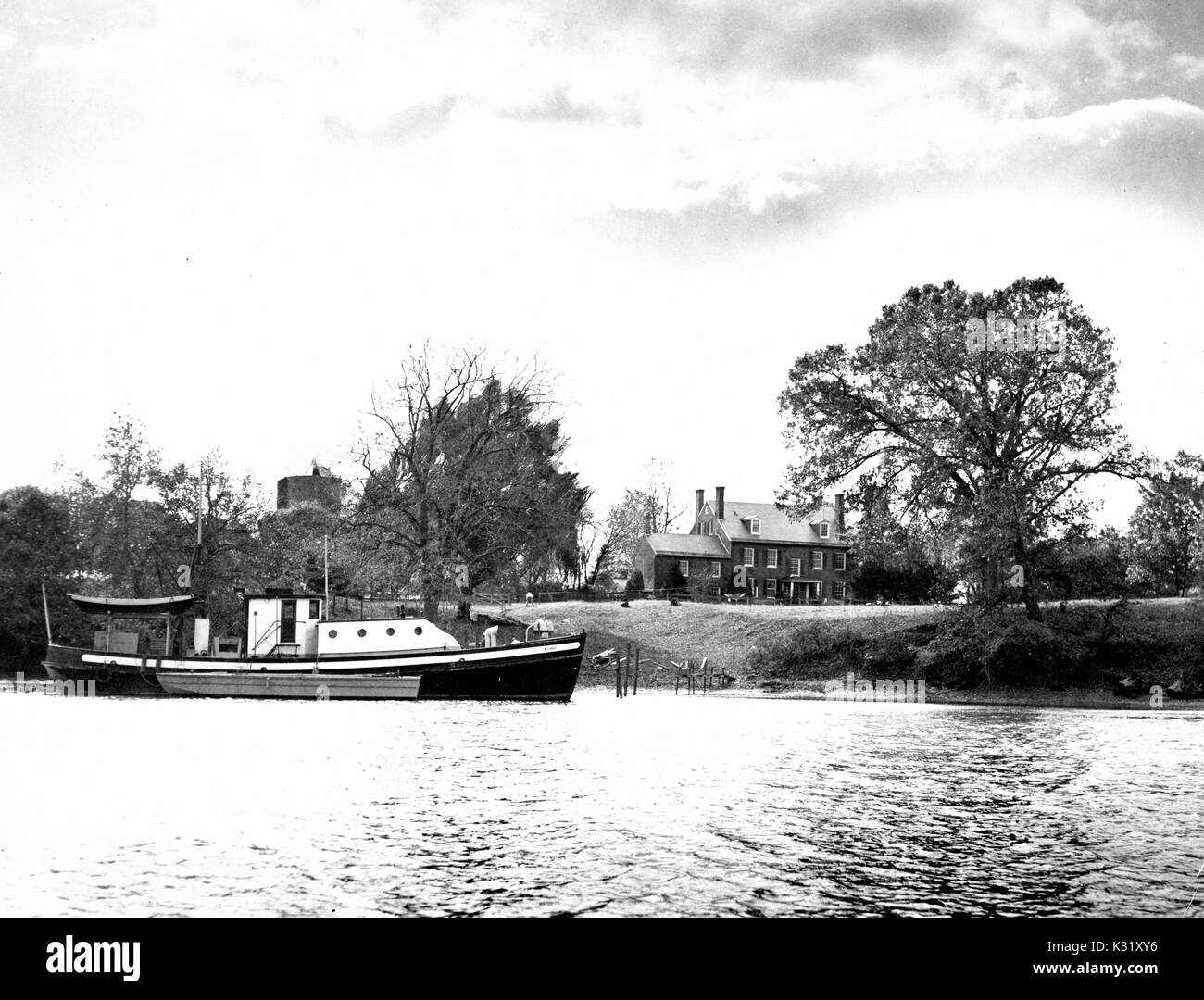 Fotografia in scala di grigi del exterior grounds di Chesapeake Bay Institute, preso dall'acqua come una nave di ricerca galleggianti lungo la costa della sede centrale di ricerca, Annapolis, Maryland, Giugno 1950. Foto Stock
