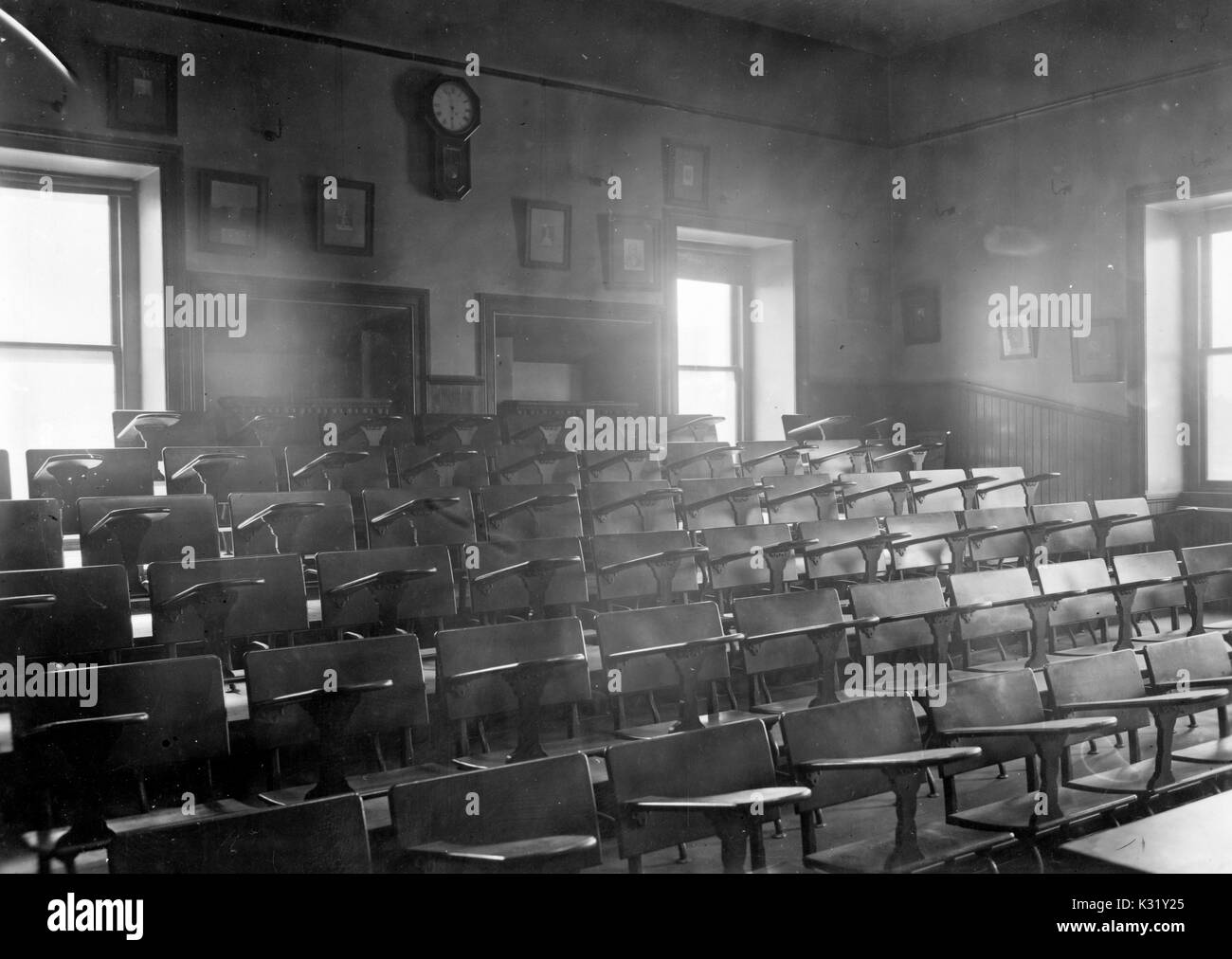 Fotografia in scala di grigi della parte interna del terzo piano graduate lecture camera nell'edificio di chimica presso Old Campus della Johns Hopkins University, con sole splendente di versare su righe di vuoto stile auditorium scrivanie, Baltimore, Maryland, 1918. Foto Stock