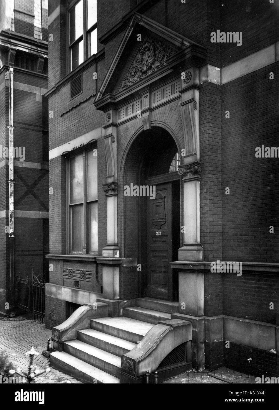 Fotografia in scala di grigi dell'esterno dell'edificio di chimica presso Old Campus della Johns Hopkins University, che mostra la parte anteriore passi fino alla porta principale e arco, Baltimore, Maryland, 1924. Foto Stock
