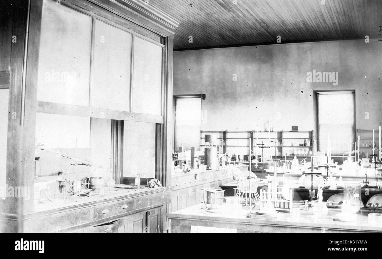 Tonalità seppia fotografia dell'interno di un vuoto Organic Chemistry Laboratory, con bicchieri, provette, e altri dispositivi a lunghe panche con cappe, nel edificio di chimica presso Old Campus della Johns Hopkins University, Baltimora, Maryland, 1900. Foto Stock