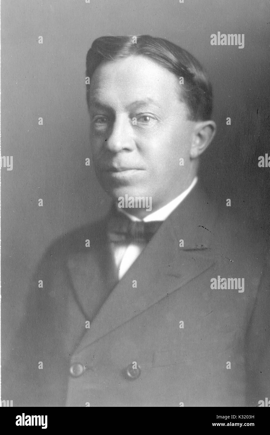 Ritratto di seppia fotografia, spalle, di Giuseppe Scudder Chamberlain, compagni e professore di chimica organica ed inorganica alla Johns Hopkins University, indossando il papillon e doppio petto blazer, guardando leggermente a lato, Baltimore, Maryland, 1915. Foto Stock