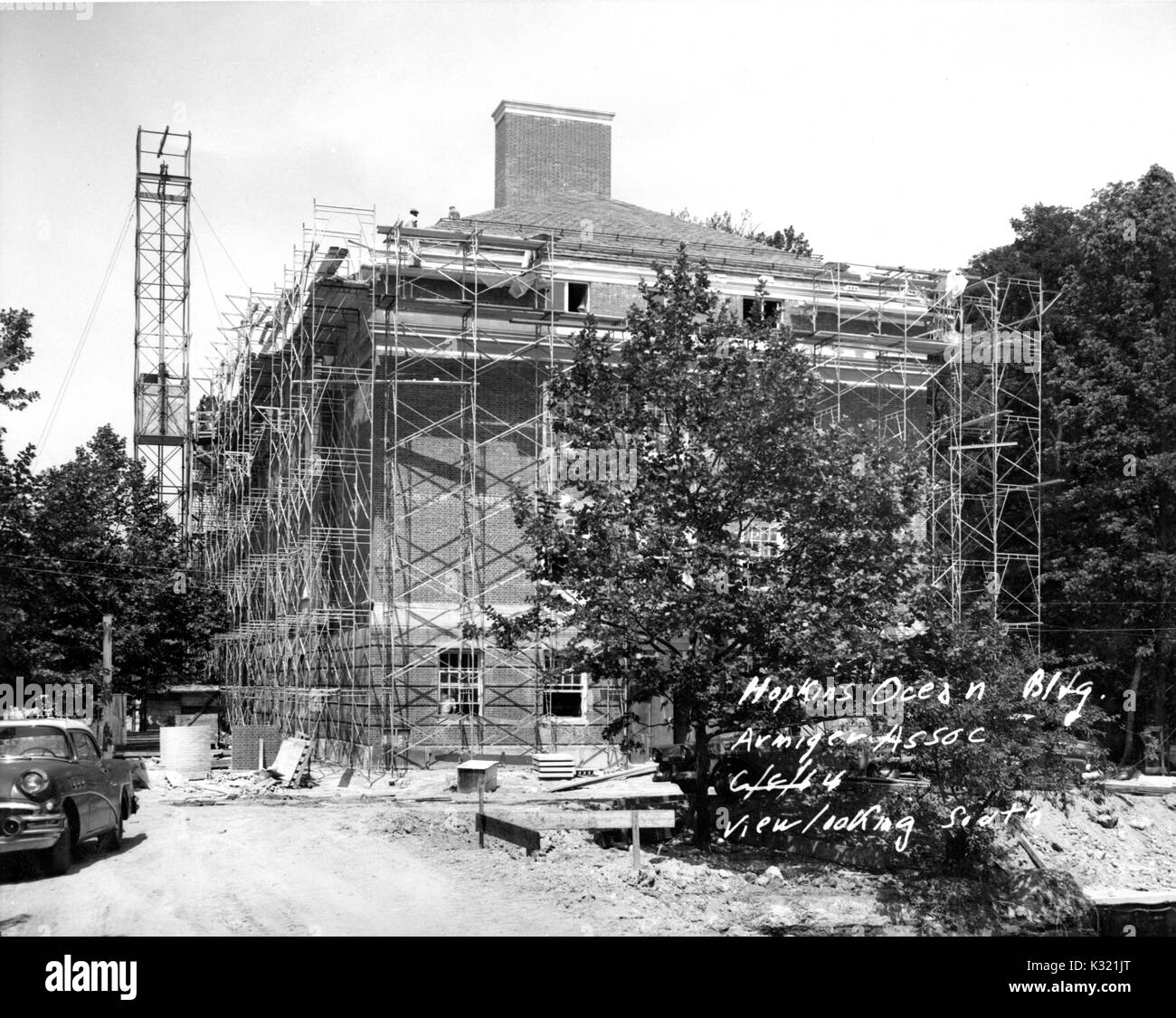 I lavori per la costruzione di un esterno di Macaulay Hall, un edificio accademico su Homewood campus della Johns Hopkins University di Baltimore, Maryland, Giugno 8, 1964. Foto Stock