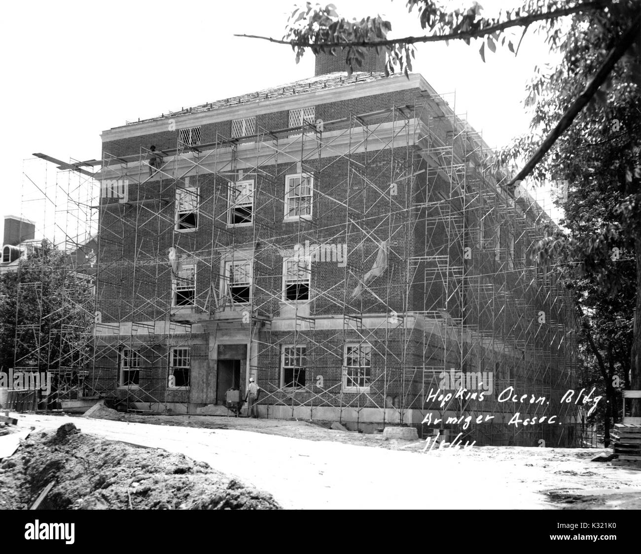 I lavori per la costruzione di un esterno di Macaulay Hall, un edificio accademico su Homewood campus della Johns Hopkins University di Baltimore, Maryland, Luglio 8, 1964. Foto Stock