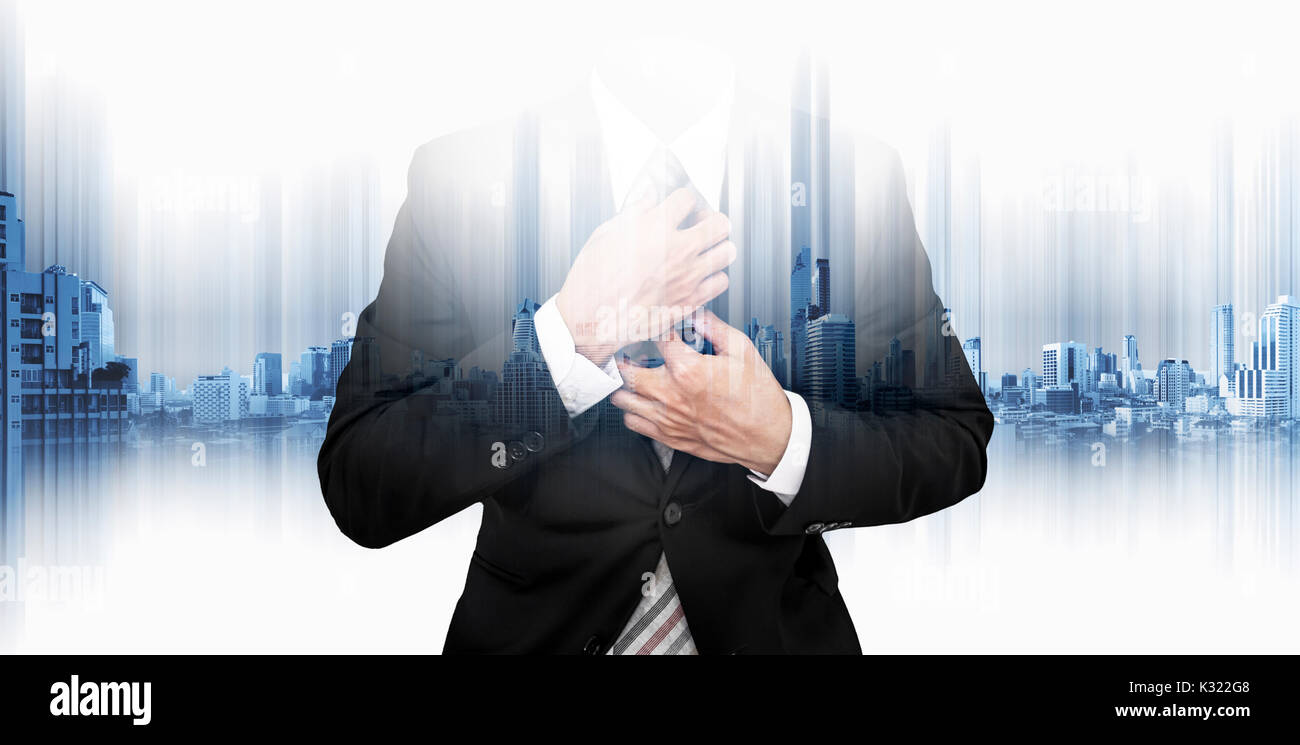 La doppia esposizione imprenditore con futuristico edificio moderno nella città sullo sfondo Foto Stock