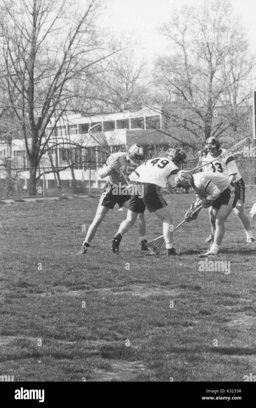 I giocatori su un campo durante una divisione N.C.A.A. uno lacrosse gioco, in cui un team è stato Johns Hopkins University, 1975. Foto Stock