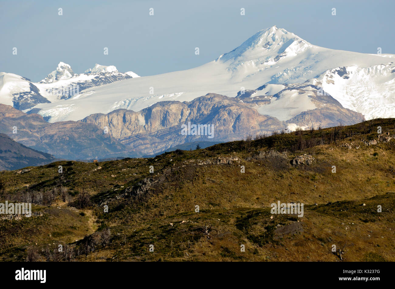 Lonely e raramente picchi visibili salire al di sopra della Patagonia meridionale del campo di ghiaccio (Campo de Hielo Patagonico Sur) . visto dal lago pehoe a Torres del Paine Foto Stock