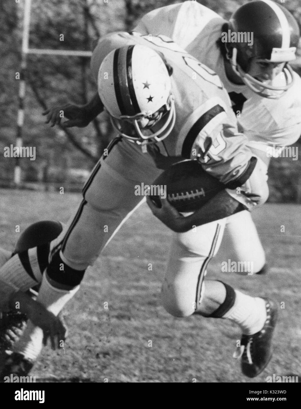 Un Johns Hopkins giocatore di calcio con il calcio sempre affrontato da un giocatore della squadra avversaria durante una partita alla Johns Hopkins University, Baltimora, Maryland, 1975. Foto Stock