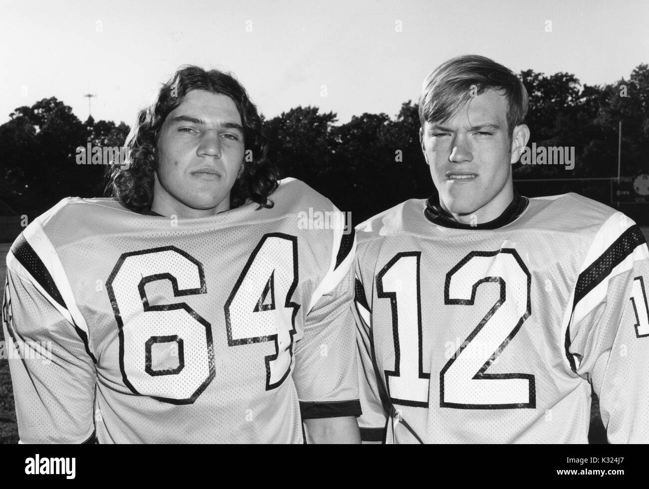 Johns Hopkins University football co-capitani, linebacker Gunter Glockner (sinistra) e Jack quarterback Thomas (a destra), 1973. Foto Stock