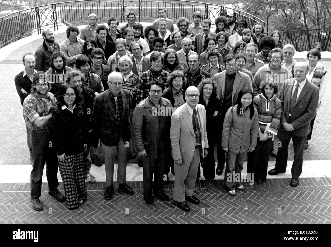 Tre dozzine di docenti e studenti provenienti da Terra e Scienze Planetarie dipartimento presso la Johns Hopkins University di stare in piedi insieme di posa per una foto di gruppo al di fuori sui gradini della scalinata Breezeway, sorridente con giacche su durante l'autunno, Baltimore, Maryland, ottobre 1977. Foto Stock