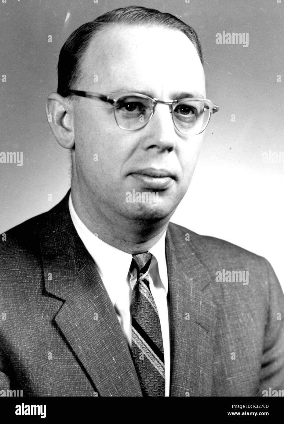 Petto fino ritratto di Marne Arthur duplicazioni, consulente e membro del comitato consultivo nazionale su oceani e atmosfera, 1960. Foto Stock