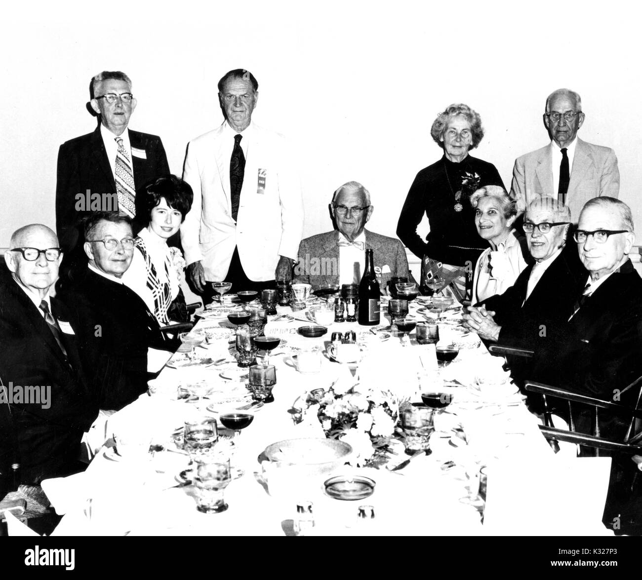 Ritratto di gruppo della Johns Hopkins University alumni e i loro coniugi e i familiari si sono riuniti intorno ad un tavolo per l'Università del "vecchia guardia' Cena, a Baltimora, Maryland, 1965. Foto Stock