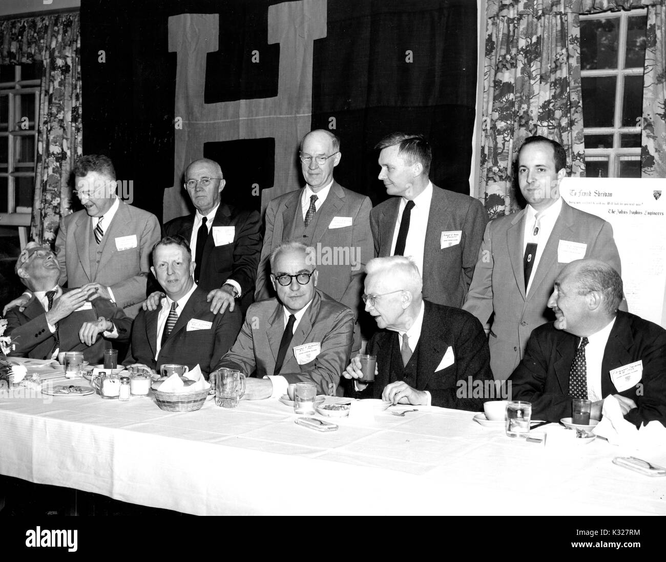 Ritratto di gruppo della Johns Hopkins University alumni riuniti attorno a un tavolo per una cena, a Baltimora, Maryland, 1960. Foto Stock